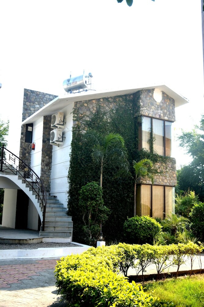 Hotel The Roar Resort