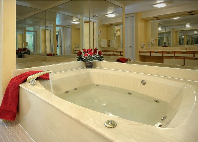 Hotel Laurel Point Resort By Capital Vacations