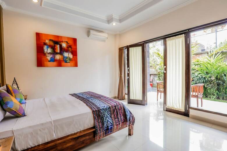 Bed & Breakfast Warji House 1