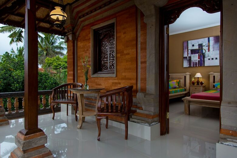 Bed & Breakfast Warji House 1