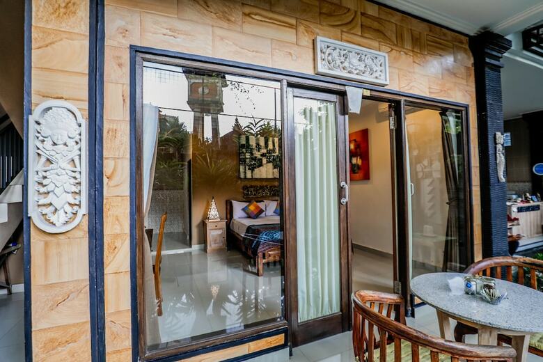 Bed & Breakfast Warji House 1