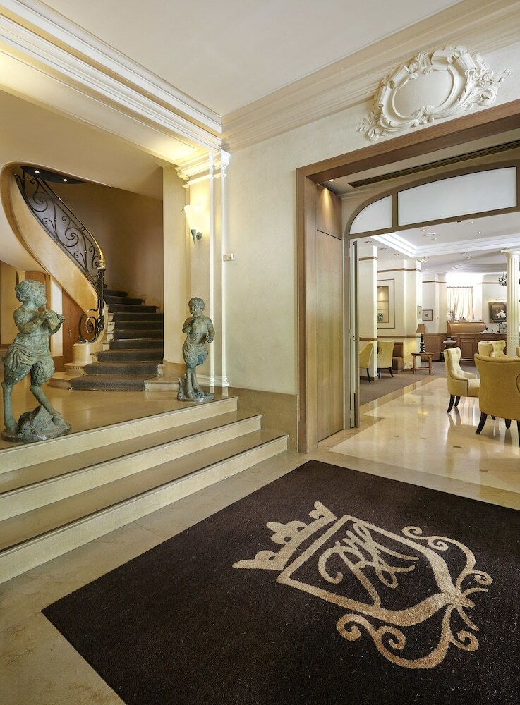 Royal Hotel Paris Champs Elys�es