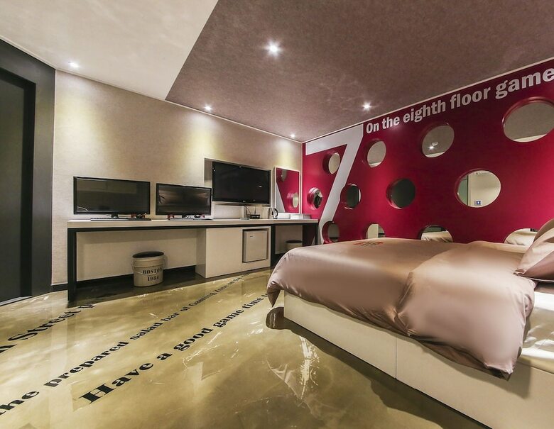 Hotel 7th Street The Play