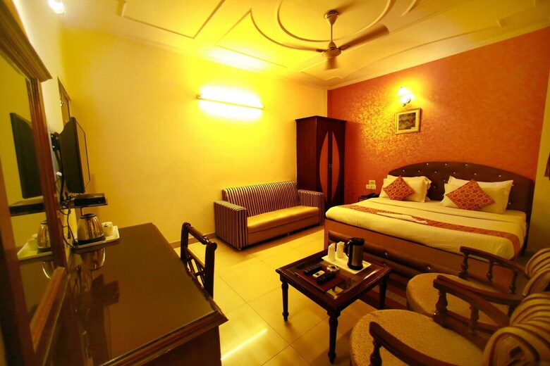 Hotel Paras International