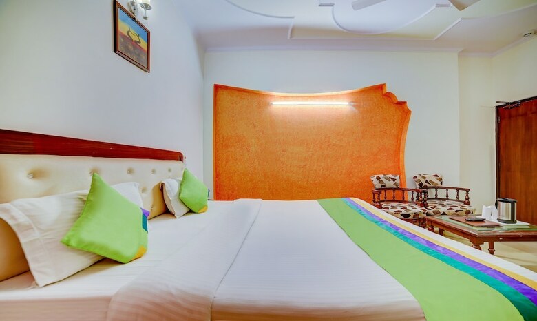 Hotel Paras International