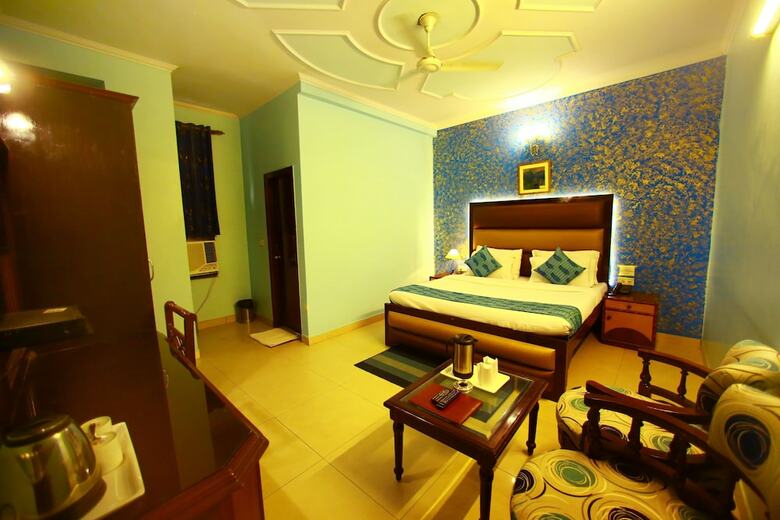 Hotel Paras International