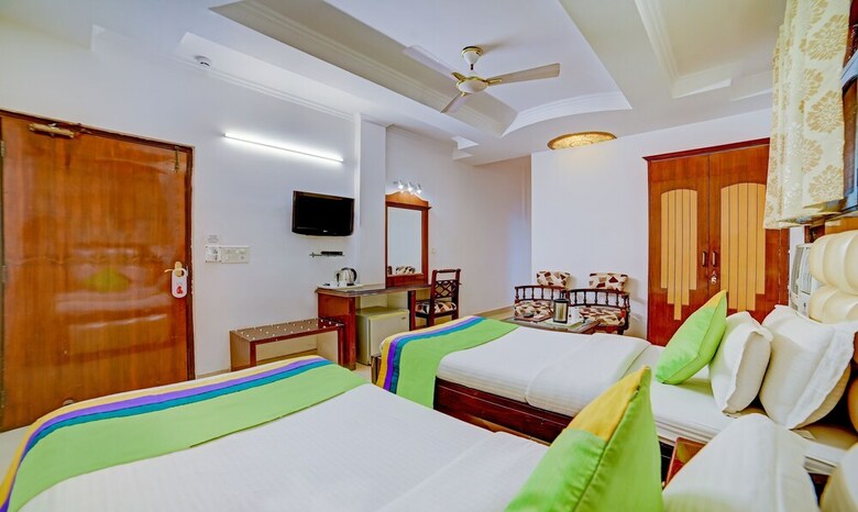 Hotel Paras International