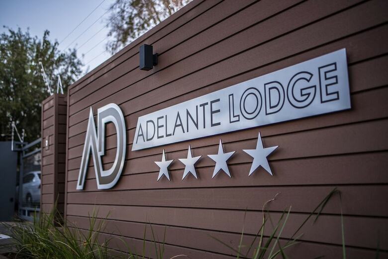 Hotel Adelante Lodge
