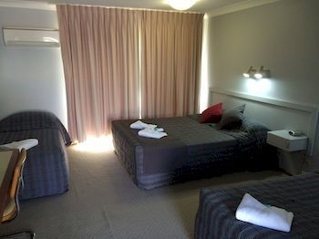 Town & Country Motor Inn
