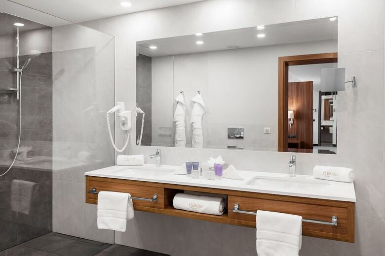 Heron Live Hotel