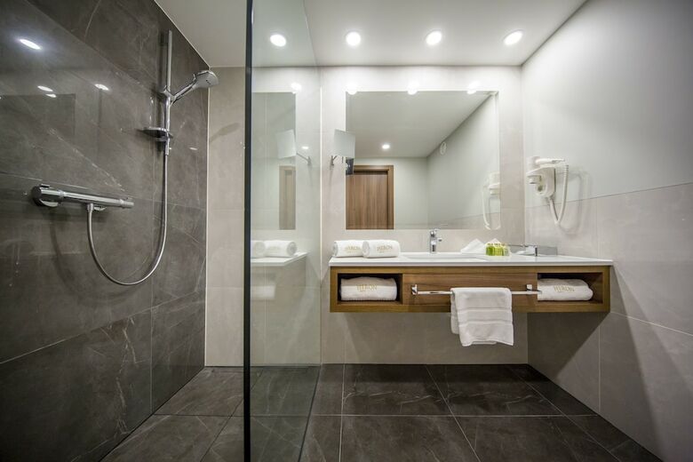Heron Live Hotel