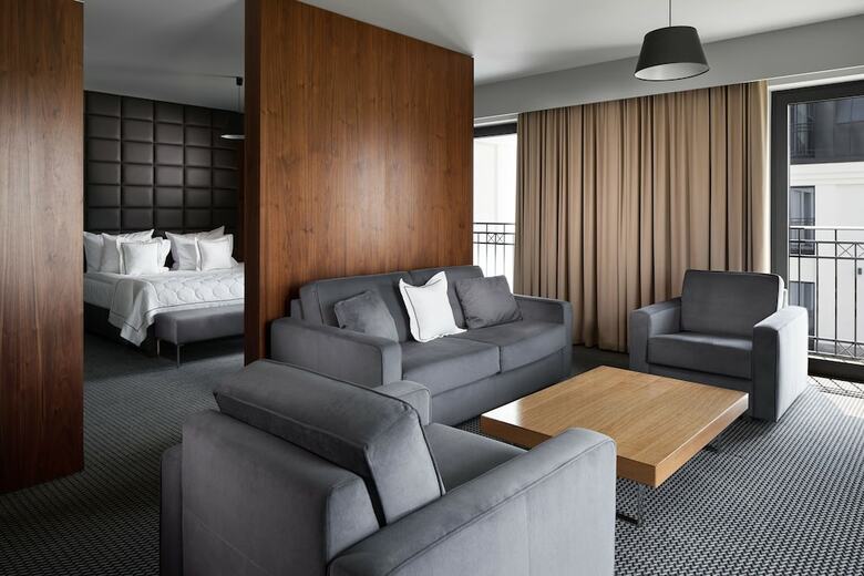 Heron Live Hotel