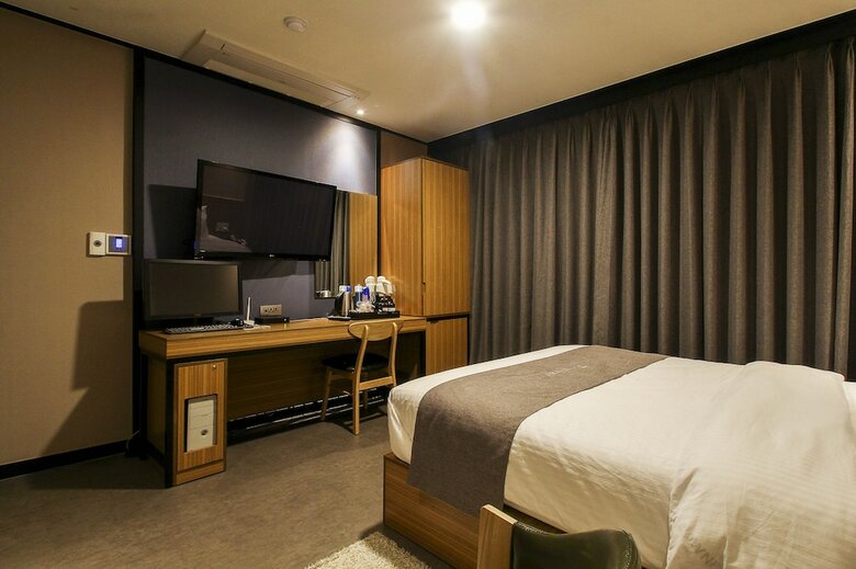 Hotel The May
