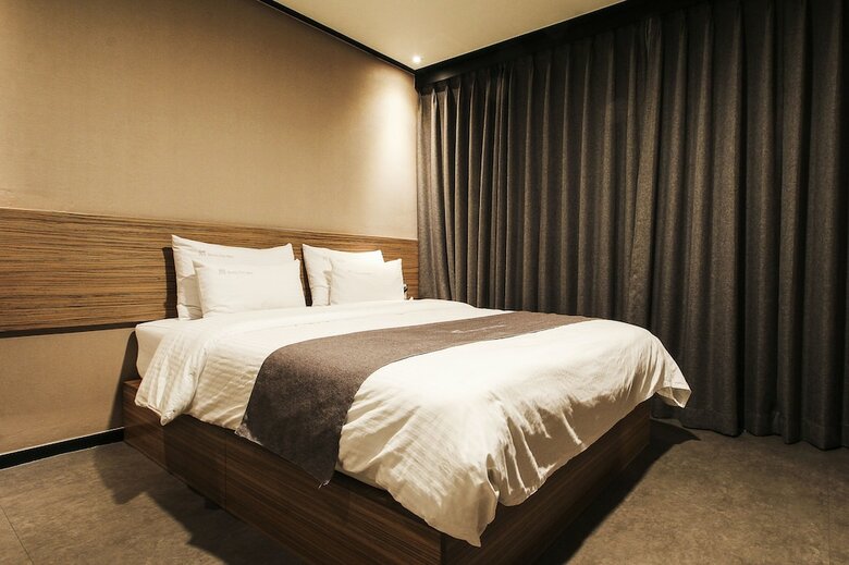 Hotel The May