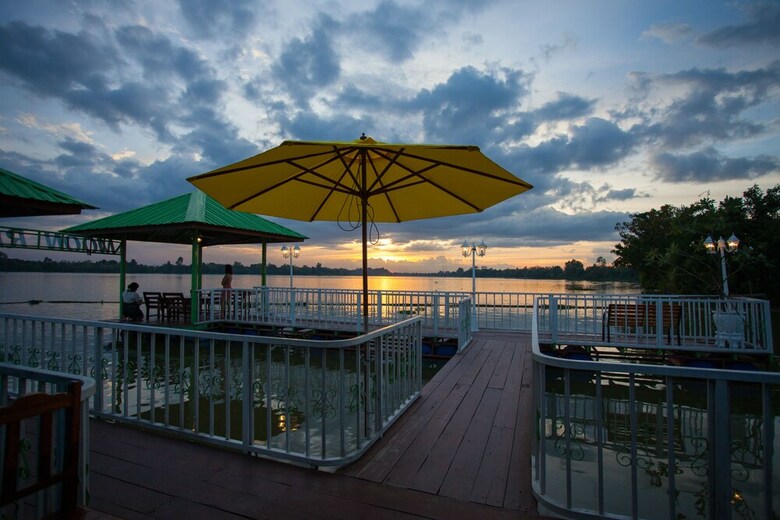 Hotel Bluemoon Riverside Resort