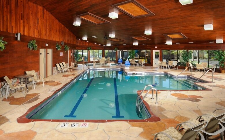 The Pointe Hotel And Suites