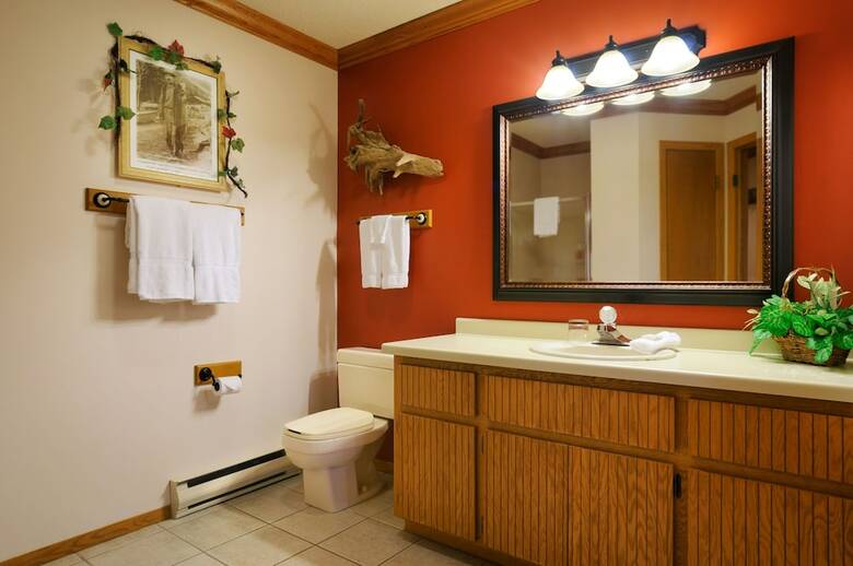 The Pointe Hotel And Suites