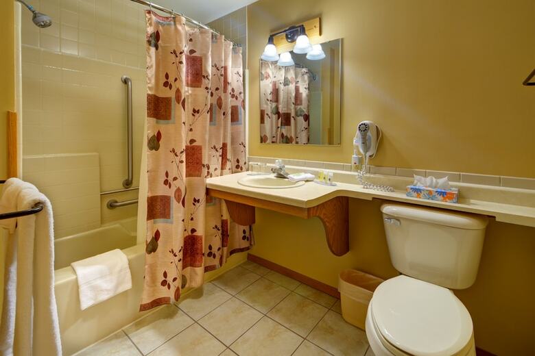 The Pointe Hotel And Suites