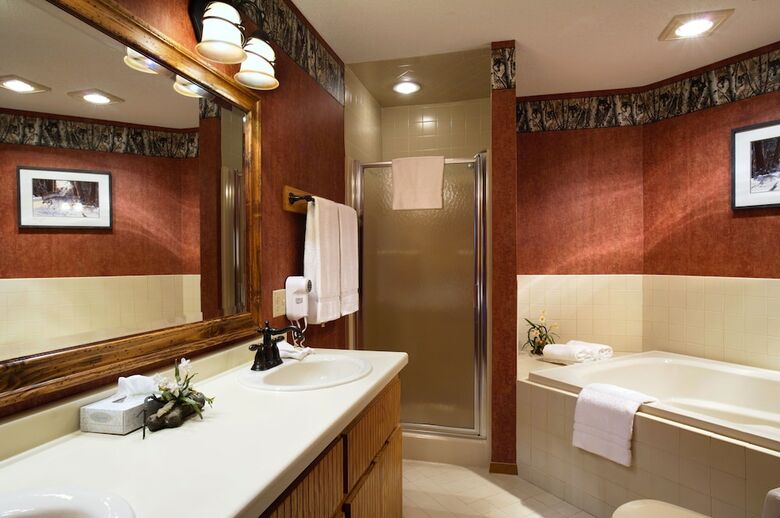 The Pointe Hotel And Suites