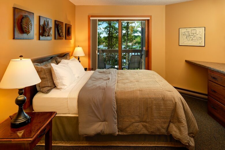 The Pointe Hotel And Suites