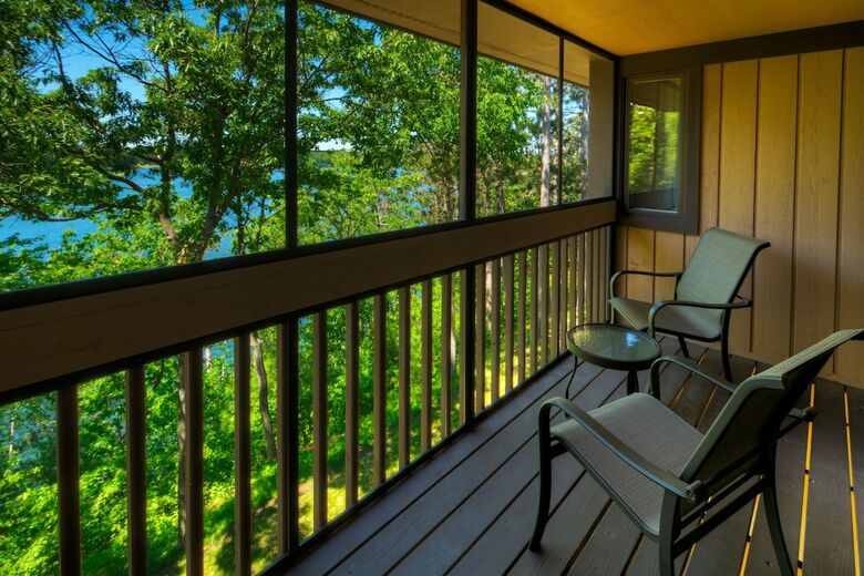 The Pointe Hotel And Suites