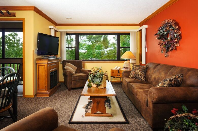 The Pointe Hotel And Suites