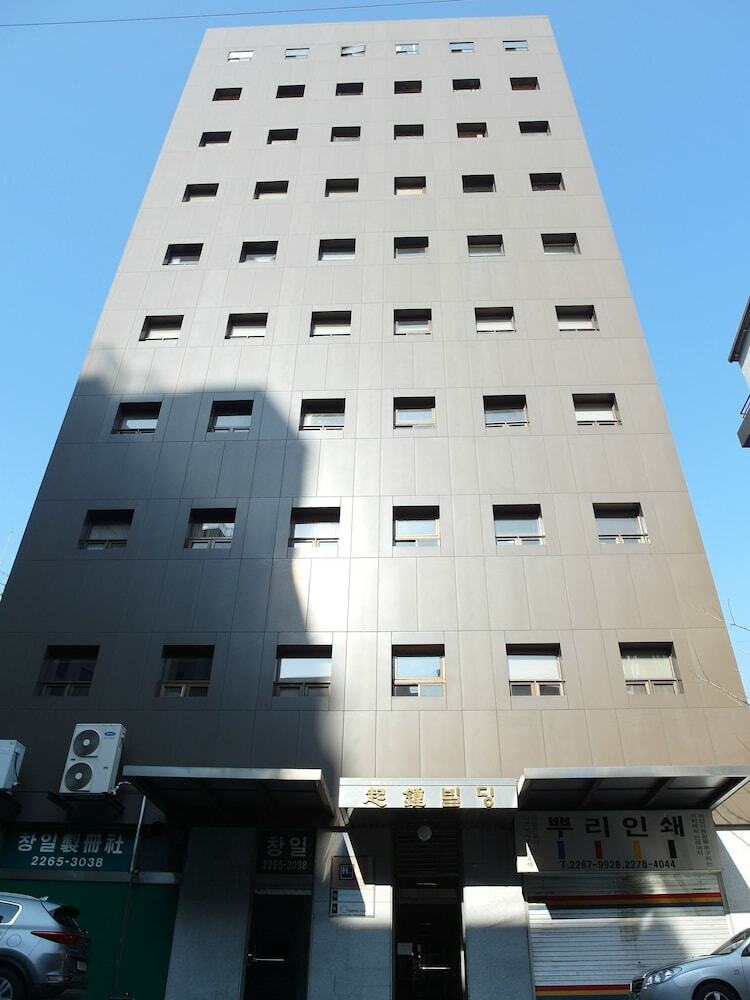 Hotel Road Myeongdong Guesthouse