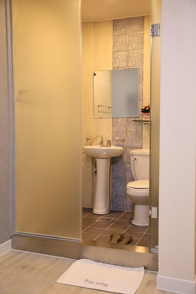 Hotel Road Myeongdong Guesthouse