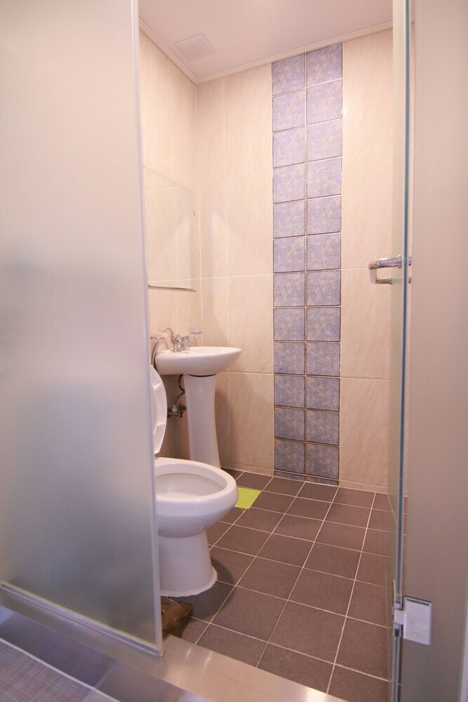 Hotel Road Myeongdong Guesthouse