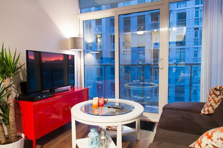 Toronto Queen Suites