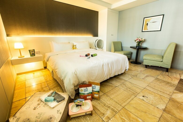Hotel Sleep With Your Own Pet Only - The Petel