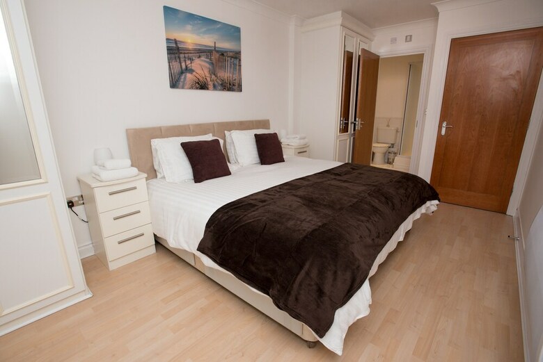 Celador Apartments - Riverside House Serviced Apartments