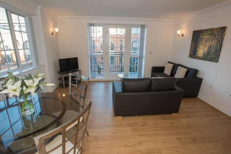 Celador Apartments - Riverside House Serviced Apartments