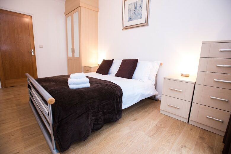 Celador Apartments - Riverside House Serviced Apartments