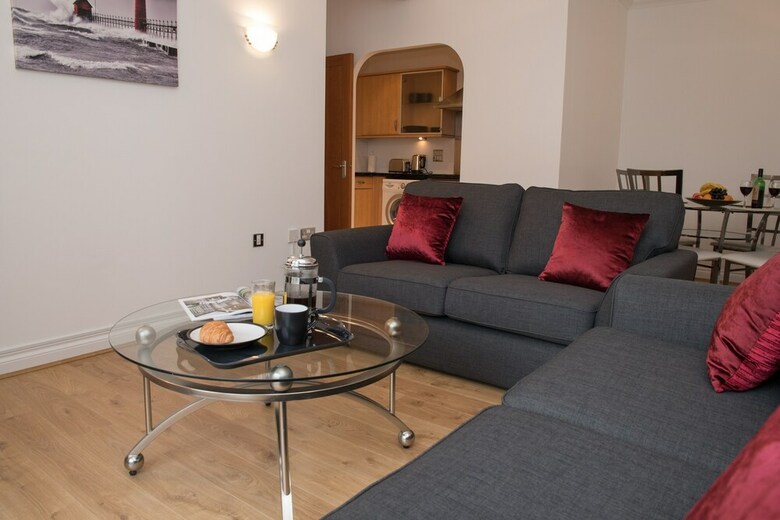 Celador Apartments - Riverside House Serviced Apartments