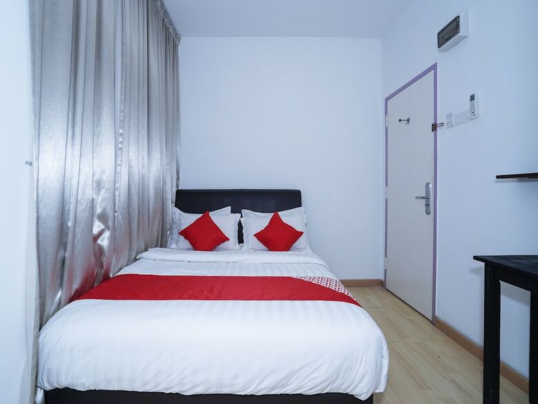 Oyo 758 Comma Hotel