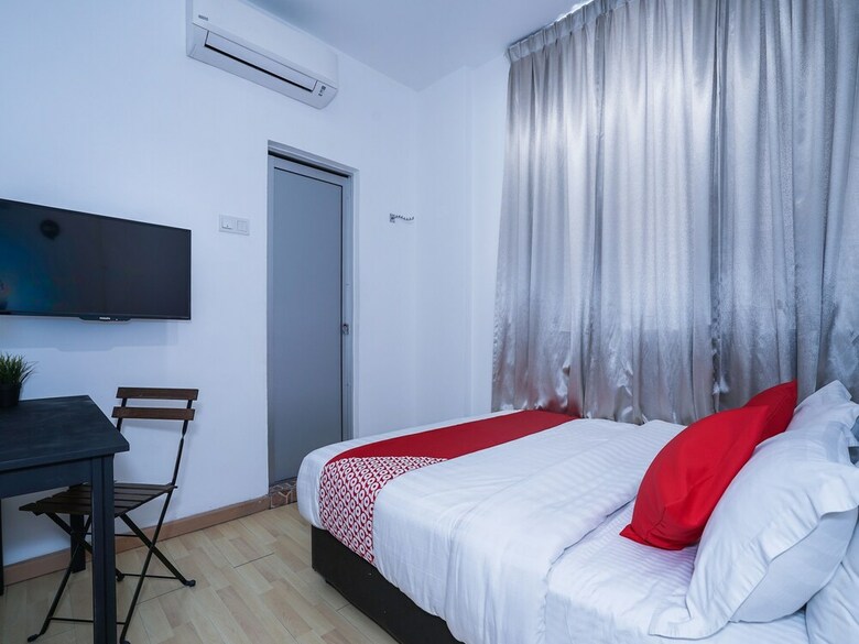 Oyo 758 Comma Hotel