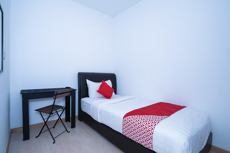 Oyo 758 Comma Hotel