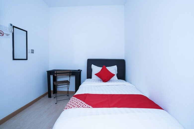 Oyo 758 Comma Hotel