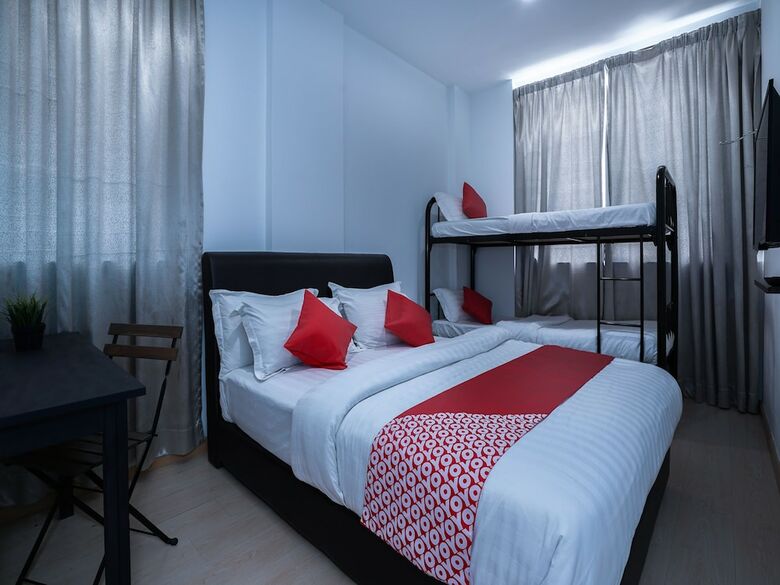 Oyo 758 Comma Hotel