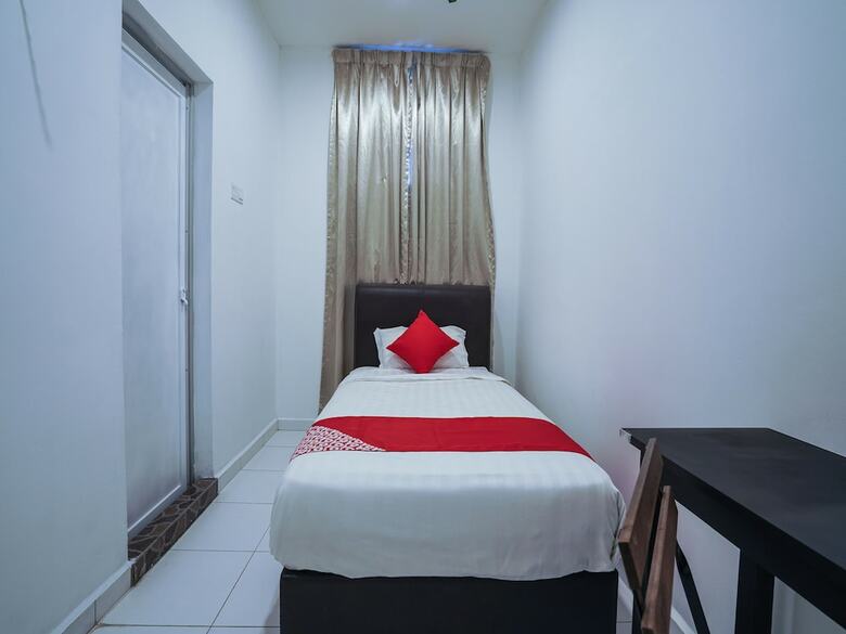 Oyo 758 Comma Hotel