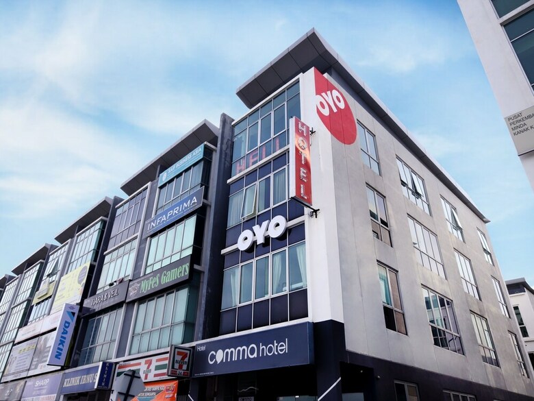 Oyo 758 Comma Hotel