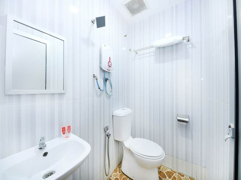 Oyo 758 Comma Hotel