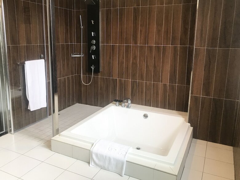 Fairytale Yisu Hot Spring Hotel