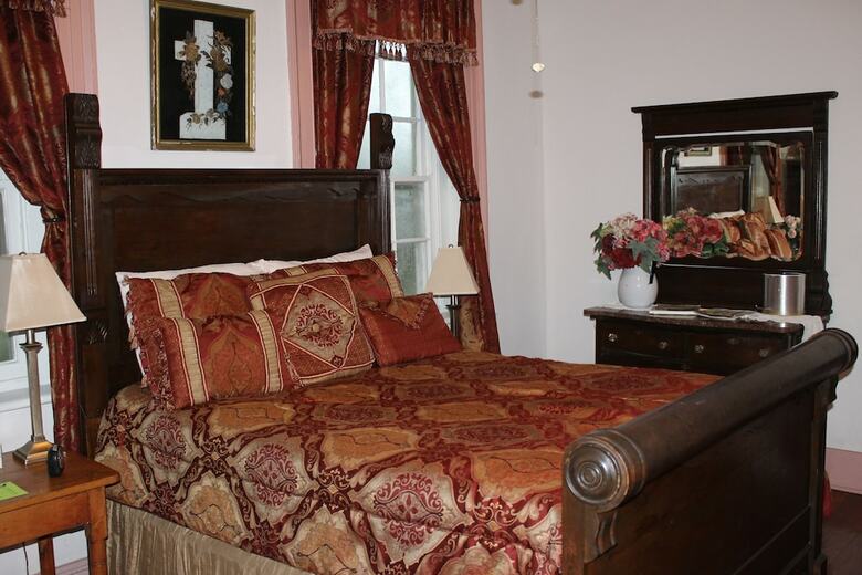 Old Castillo Bed And Breakfast