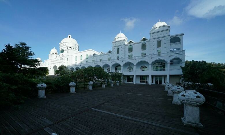 Hotel Empire Pacific Castle