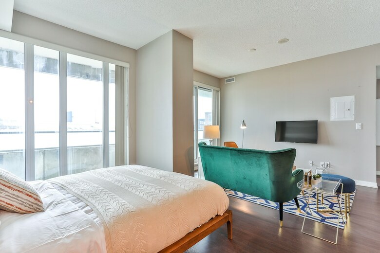 Liberty Village Condo W/parking