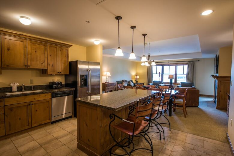 Posada Lodge At Mountaineer Square