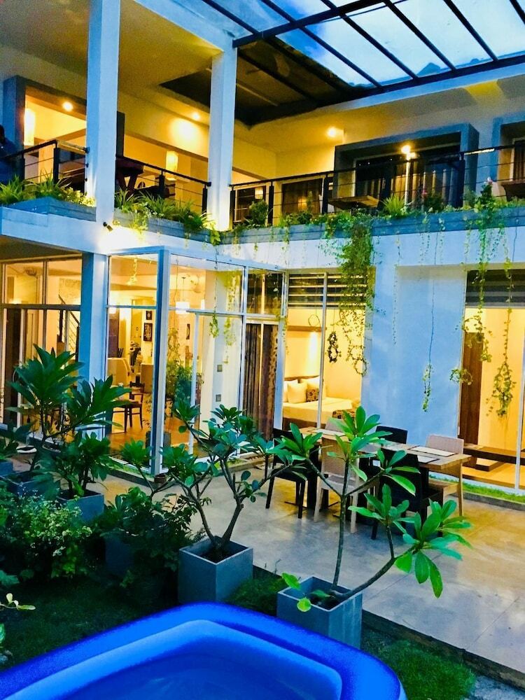 Hotel 8 Plus Motels