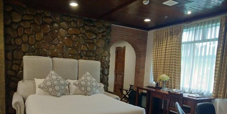 Safari Lodge Baguio By Log Cabin Hotel